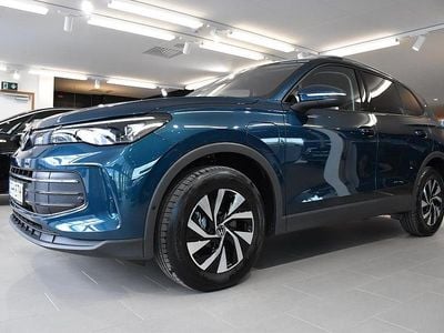 Mörkblå (nightshade blue metallic) Ny 2025 VW Tiguan Life SUV | 558 900 kr (Lite dyr)