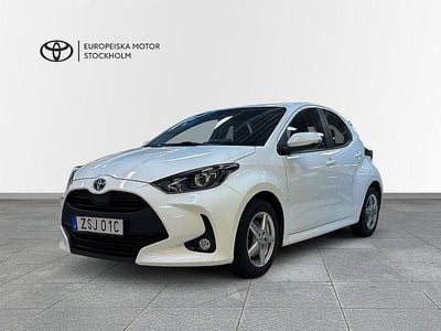 Vit Begagnad 2023 Toyota Yaris Hybrid Active Halvkombi | 209 900 kr (Marknadspris)