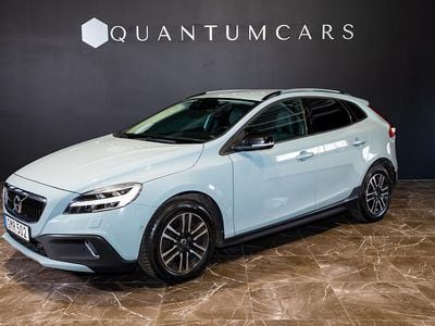 Blå Begagnad 2017 Volvo V40 CC Kombi | 179 900 kr (Marknadspris)