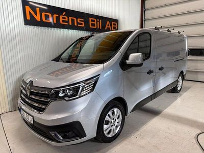Grå Begagnad 2023 Renault Trafic Minibuss | 319 000 kr