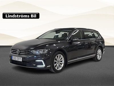 Mörkgrå Begagnad 2020 VW Passat GTE Kombi | 214 900 kr (Marknadspris)