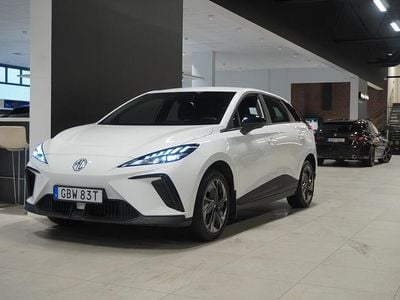 Begagnad MG MG4 EV 125 kW (170 HK) 2023 Vit Halvkombi