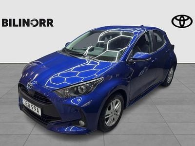 Blå Begagnad 2022 Toyota Yaris Hybrid Active Halvkombi | 194 900 kr (Marknadspris)