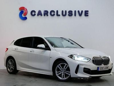 Vit Begagnad 2022 BMW 118 Shadowline Halvkombi | 209 900 kr (Marknadspris)