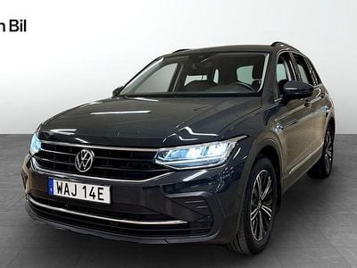 Grå Begagnad 2023 VW Tiguan SUV | 319 800 kr (Marknadspris)