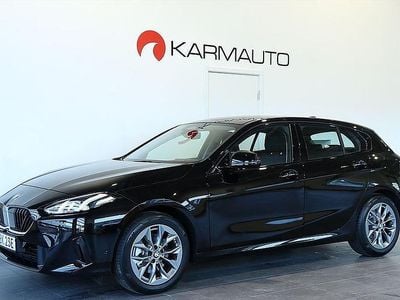 Svart Begagnad 2025 BMW 120 Shadowline Halvkombi | 349 900 kr