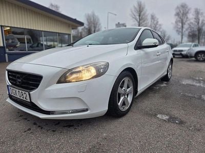 Begagnad Volvo V40 Kinetic 120 HK (88 kW) 2014 Vit Halvkombi