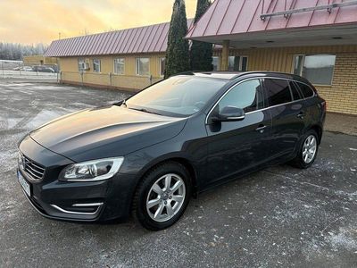 Grå Begagnad 2015 Volvo V60 Momentum Kombi | 154 900 kr