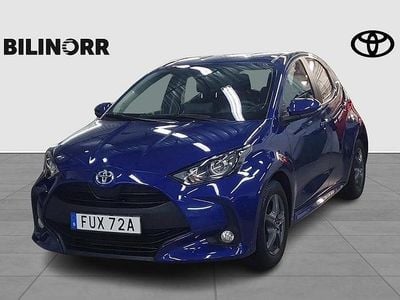 Mörkblå Begagnad 2023 Toyota Yaris Hybrid Active Halvkombi | 219 900 kr (Marknadspris)