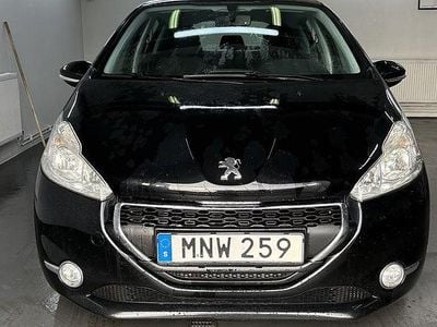 Begagnad Peugeot 208 82 HK (60 kW) 2014 Svart Halvkombi