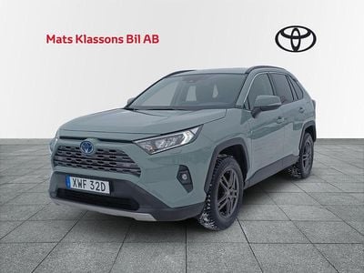 Grön Begagnad 2022 Toyota RAV4 Hybrid Active SUV | 369 000 kr (Marknadspris)