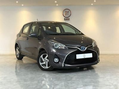Grå Begagnad 2016 Toyota Yaris Hybrid Active Halvkombi | 139 900 kr (Lite dyr)