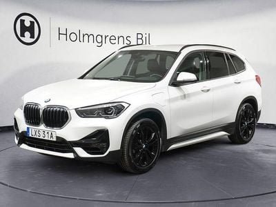 Mineralvit metallic Begagnad 2022 BMW X1 Sport Line SUV | 269 400 kr (Marknadspris)