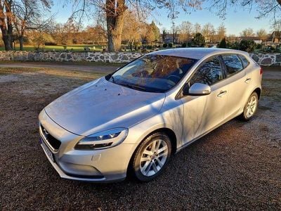 Gray metallic Begagnad 2017 Volvo V40 Halvkombi | 139 000 kr (Marknadspris)