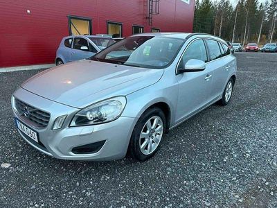 Ljusgrå (grå) Begagnad 2013 Volvo V60 Momentum Kombi | 86 900 kr (Marknadspris)