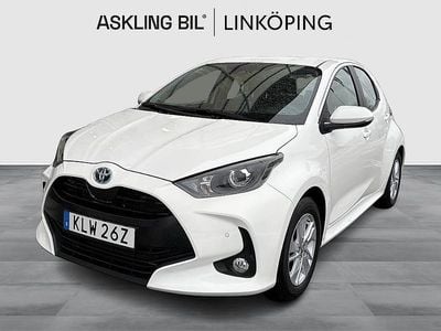 Vit Begagnad 2023 Toyota Yaris Hybrid Active Halvkombi | 225 000 kr (Marknadspris)