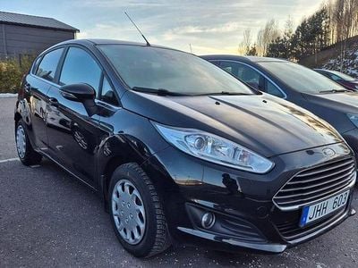 Svart Begagnad 2013 Ford Fiesta Titanium Halvkombi | 69 900 kr (Marknadspris)