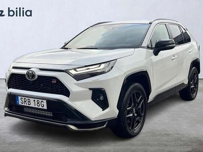 Vit Begagnad 2024 Toyota RAV4 Hybrid Sport SUV | 599 900 kr (Dyr)
