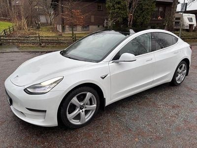 Vit (vit metallik) Begagnad 2019 Tesla Model 3 Long Range AWD Sedan | 238 900 kr (Bra pris)