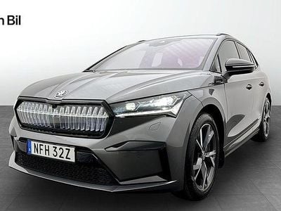 Grå Begagnad 2023 Skoda Enyaq iV SportLine SUV | 404 900 kr (Marknadspris)