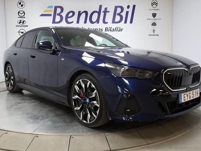 Tanzaniteblåmetallic Begagnad 2024 BMW 550 Comfort Edition Sedan | 839 500 kr