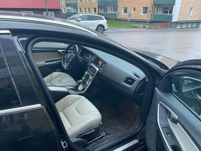 Svart Begagnad 2016 Volvo V60 Kombi | 153 000 kr (Marknadspris)
