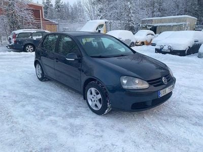 Mörkgrå Begagnad 2004 VW Golf IV Trendline Halvkombi | 35 900 kr (Marknadspris)