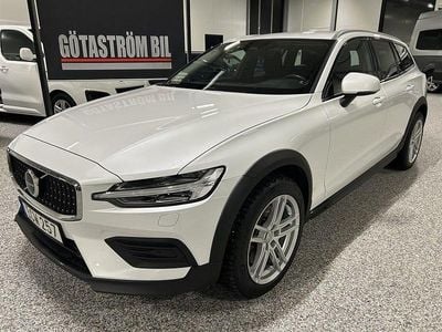 Ice white med klarlack Begagnad 2022 Volvo V60 CC Momentum Kombi | 319 000 kr (Marknadspris)