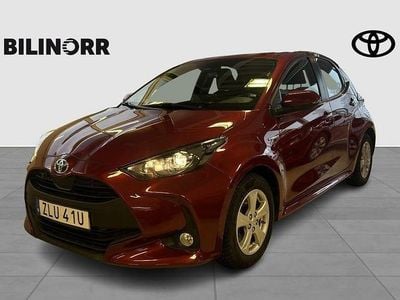 Röd Begagnad 2021 Toyota Yaris Hybrid Active Halvkombi | 209 900 kr (Marknadspris)