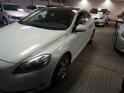 Blå Begagnad 2013 Volvo V40 Momentum Kombi | 79 000 kr (Marknadspris)