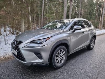 Grå Begagnad 2019 Lexus NX300h Executive Line SUV | 329 900 kr (Marknadspris)