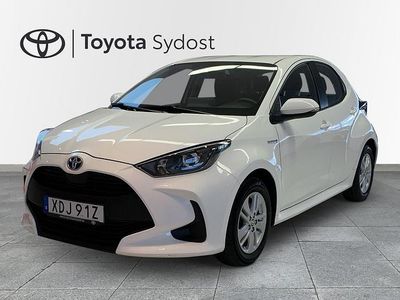 Vit Begagnad 2021 Toyota Yaris Hybrid Active Halvkombi | 189 000 kr (Marknadspris)