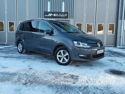 Grå Begagnad 2015 VW Sharan Minibuss | 144 900 kr (Marknadspris)