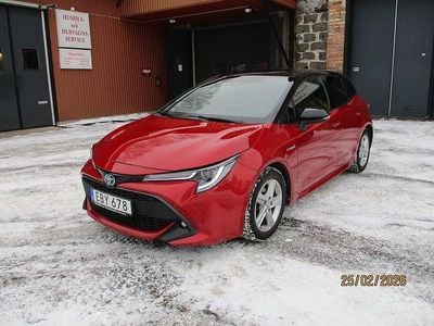 Begagnad Toyota Corolla Hybrid Style 122 HK (89 kW) 2019 Röd Halvkombi