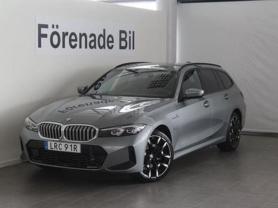 Grå (skyscraper grå metallic) Begagnad 2025 BMW 330e M Sport Kombi | 499 000 kr (Bra pris)