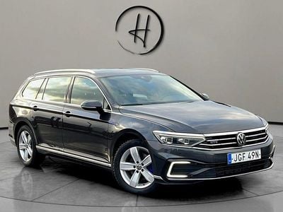 Mörkgrå Begagnad 2022 VW Passat GTE Kombi | 204 900 kr (Marknadspris)
