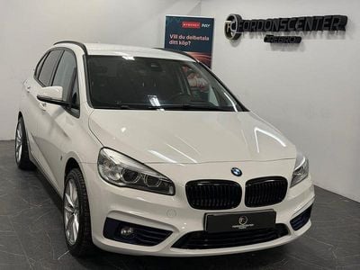 Vit Begagnad 2017 BMW 225 Active Tourer Shadowline Minibuss | 119 900 kr (Lite dyr)