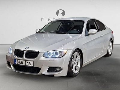 Ljusgrå Begagnad 2012 BMW 320 Comfort Edition Sportkupé | 119 900 kr (Marknadspris)