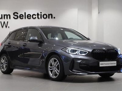 Grå Begagnad 2020 BMW 118 Shadowline Halvkombi | 239 000 kr (Marknadspris)