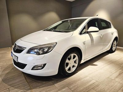 Begagnad Opel Astra 141 HK (103 kW) 2012 Vit Halvkombi