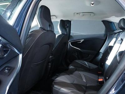 Mörkblå Begagnad 2017 Volvo V40 Business Edition Halvkombi | 164 900 kr (Marknadspris)