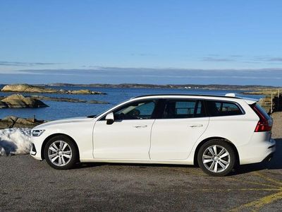 Vit Begagnad 2022 Volvo V60 Momentum Kombi | 174 000 kr (Dyr)