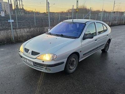 Grå Begagnad 2002 Renault Mégane II Authentique Halvkombi | 14 900 kr (Marknadspris)