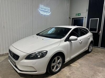 Vit Begagnad 2015 Volvo V40 Kinetic Halvkombi | 117 900 kr (Marknadspris)