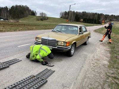 Gulguld metallic Begagnad 1976 Mercedes S450 Sedan | 275 000 kr