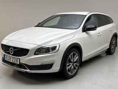 Begagnad Volvo V60 CC Summum 190 HK (139 kW) 2017 Vit Kombi