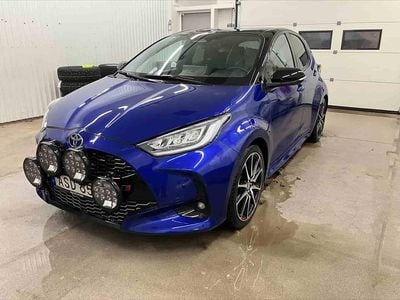 Blå Begagnad 2024 Toyota Yaris Hybrid Halvkombi | 289 900 kr