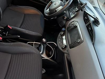 Begagnad Toyota Yaris Hybrid 101 HK (74 kW) 2016