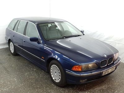 Mörkblå Begagnad 1999 BMW 523 Kombi | 19 900 kr