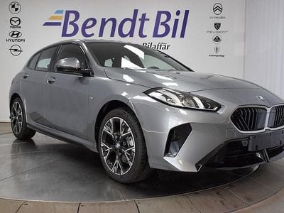 Grå Ny 2025 BMW 120 Shadowline Halvkombi | 399 500 kr